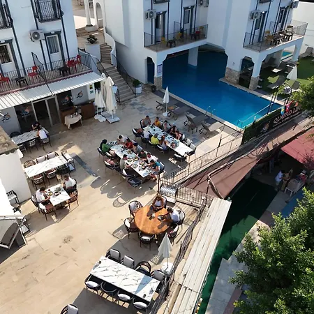 Otel Quatro Life *